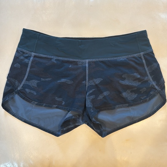 Lululemon Athletica Blue Camo OG Speed Shorts, Size 6 - Picture 4 of 6